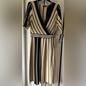 Nina Leonard v-neck taupe/black Large